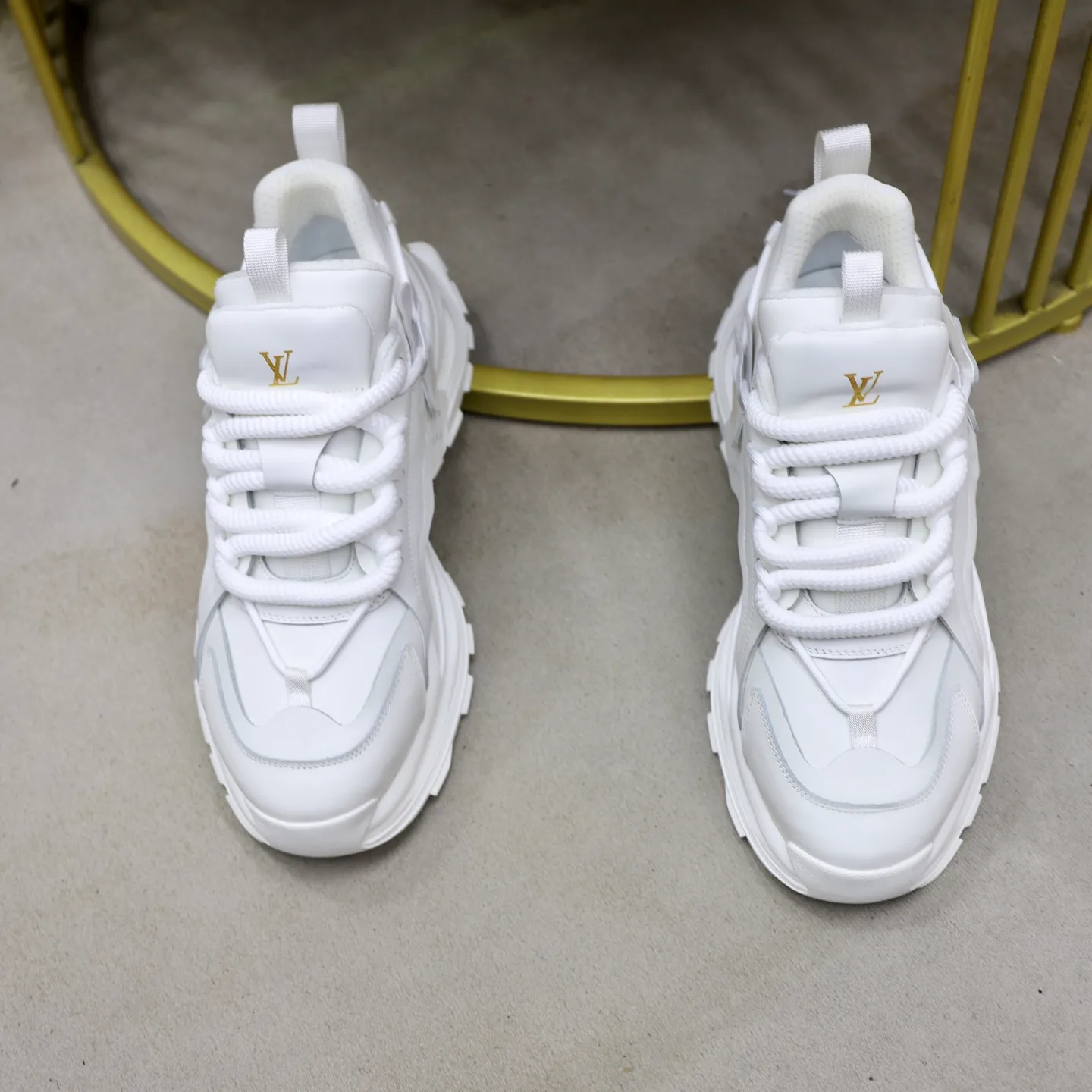Ex-factory price: 600💰【LV】Louis Vuitton is a high-end brand of men's shoes, new model on the market, top luxury brand, the latest fashionable casual men's shoes, a trendy and versatile style, relaxed and sporty, with calfskin upper and ultra-fine workmanship. The original personalized fashionable rubber wear-resistant outsole is light and comfortable on the foot. Code number: 39-44 (45, 46 customized)